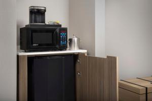 Doubletree by Hilton Chattanooga Hamilton Place的厨房或小厨房