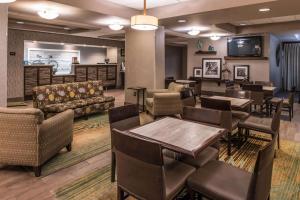 Ο χώρος του lounge ή του μπαρ στο Hampton Inn Fort Lauderdale Plantation