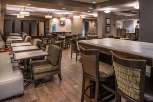 a bar in a restaurant with tables and chairs at Hampton Inn Fort Lauderdale Plantation in Plantation