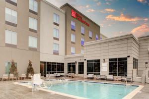 ein Hotel mit einem Pool vor einem Gebäude in der Unterkunft Hilton Garden Inn Jackson in Jackson