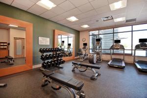 ein Fitnessstudio mit viel Ausrüstung in einem Zimmer in der Unterkunft Hilton Garden Inn Jackson in Jackson