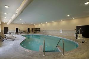 - une grande piscine dans une chambre d'hôtel dans l'établissement Hampton Inn Green Bay Downtown, à Green Bay