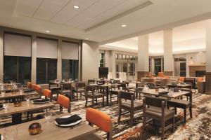 a restaurant with tables and chairs in a room at Hilton Garden Inn Phoenix-Tempe University Research Park, Az in Tempe