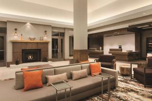 uma sala de estar com um sofá e uma lareira em Hilton Garden Inn Phoenix-Tempe University Research Park, Az em Tempe