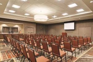 a lecture room with a row of chairs and a screen at Hilton Garden Inn Phoenix-Tempe University Research Park, Az in Tempe +44 photos
