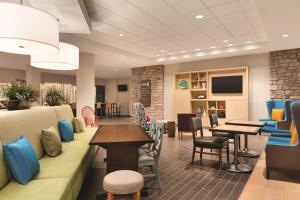 Home2 Suites By Hilton Phoenix-Tempe University Research Park的休息区