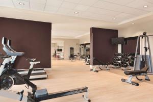 Home2 Suites By Hilton Phoenix-Tempe University Research Park的健身中心和/或健身设施