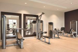 Home2 Suites By Hilton Phoenix-Tempe University Research Park的健身中心和/或健身设施