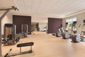 Home2 Suites By Hilton Phoenix-Tempe University Research Park的健身中心和/或健身设施
