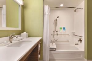 坦培Home2 Suites By Hilton Phoenix-Tempe University Research Park的带浴缸、水槽和淋浴的浴室