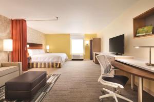 Home2 Suites By Hilton Phoenix-Tempe University Research Park的电视和/或娱乐中心