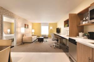 Home2 Suites By Hilton Phoenix-Tempe University Research Park的电视和/或娱乐中心