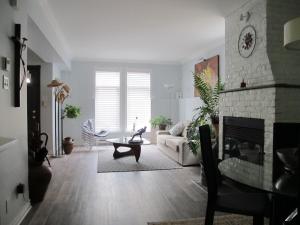 uma sala de estar com um sofá e uma lareira em A Gem Downtown Montreal em Montréal
