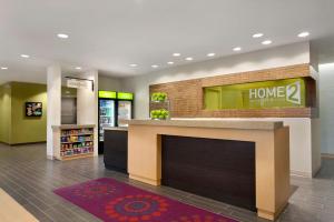 un vestíbulo de una tienda con chimenea en Home2 Suites by Hilton Pittsburgh - McCandless, PA, en McCandless Township