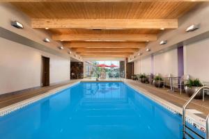 - une piscine dans un hôtel doté d'un plafond en bois dans l'établissement Home2 Suites by Hilton Pittsburgh - McCandless, PA, à McCandless Township