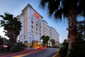 um hotel com uma placa na lateral de um edifício em Hampton Inn & Suites Savannah/Midtown em Savannah