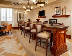 uma grande sala de jantar com uma grande mesa e cadeiras em Hampton Inn & Suites Savannah/Midtown em Savannah