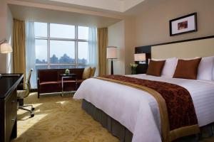 Postel nebo postele na pokoji v ubytování Courtyard By Marriott Shanghai Xujiahui