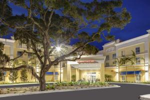 eine Darstellung der Vorderseite eines Hotels in der Nacht in der Unterkunft Hampton Inn and Suites by Hilton Vero Beach-Downtown in Vero Beach