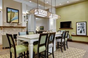 une salle à manger avec une grande table et des chaises dans l'établissement Hampton Inn and Suites by Hilton Vero Beach-Downtown, à Vero Beach