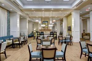 jadalnia ze stołami i krzesłami w obiekcie Hampton Inn and Suites by Hilton Vero Beach-Downtown w mieście Vero Beach