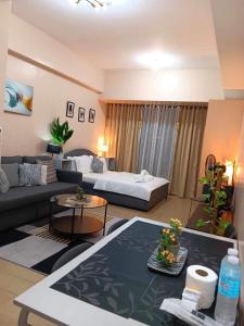 - un salon avec un canapé et un lit dans l'établissement studio condo building 81 newport boulevard, à Manille
