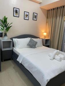 Postel nebo postele na pokoji v ubytování studio condo building 81 newport boulevard