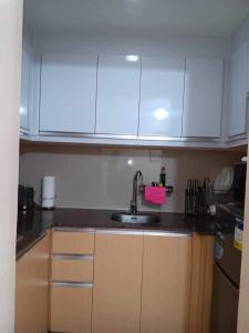 Kuchyň nebo kuchyňský kout v ubytování studio condo building 81 newport boulevard