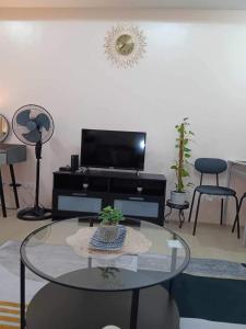 TV a/nebo společenská místnost v ubytování studio condo building 81 newport boulevard