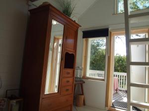 Suur AhvenkoskiSöderstrand B&B Pihlaja Room的窗户客房内的大木橱柜