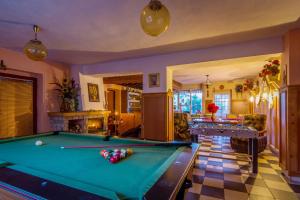 Apartmany Veverica tesisinde bir bilardo masası