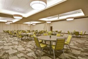 ein großes Zimmer mit Tischen und Stühlen in der Unterkunft Home2 Suites by Hilton Dallas Downtown at Baylor Scott & White in Dallas