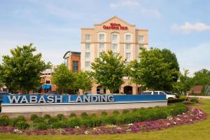 ein Schild vor einem Wakash-Landing-Gebäude in der Unterkunft Hilton Garden Inn West Lafayette Wabash Landing in Lafayette