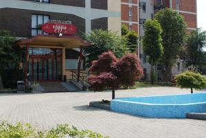 ein Gebäude mit einem blauen Brunnen vor einem Gebäude in der Unterkunft Hotel Europa Milano in Rosate