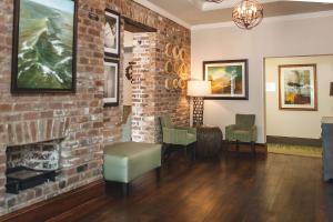 The Cotton Sail Hotel Savannah - Tapestry Collection by Hilton的休息区