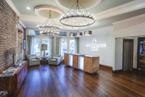 The Cotton Sail Hotel Savannah - Tapestry Collection by Hilton的休息区