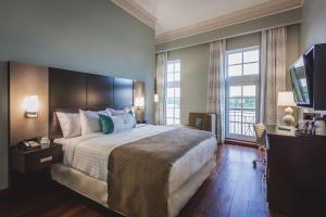 The Cotton Sail Hotel Savannah - Tapestry Collection by Hilton客房内的一张或多张床位
