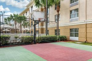 un aro de baloncesto frente a un edificio en Homewood Suites by Hilton Daytona Beach Speedway-Airport, en Daytona Beach