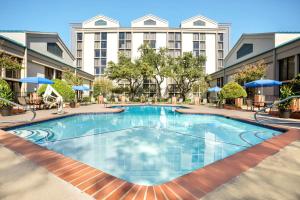 uma imagem de uma piscina num hotel em DoubleTree by Hilton DFW Airport North em Irving