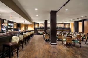 En restaurant eller et andet spisested på DoubleTree by Hilton DFW Airport North