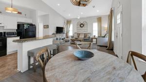 Μια τηλεόραση ή/και κέντρο ψυχαγωγίας στο KK's Beach House - Newly remodeled, close to Seaside, easy walk to beach