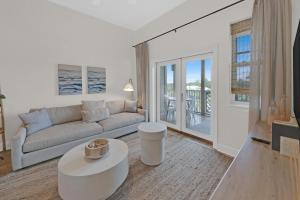 Posezení v ubytování Emerald By Alma - Updated 3BD 2BA condo Seagrove Highlands