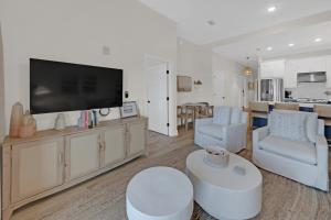 Kuchyň nebo kuchyňský kout v ubytování Emerald By Alma - Updated 3BD 2BA condo Seagrove Highlands