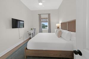 Postel nebo postele na pokoji v ubytování Emerald By Alma - Updated 3BD 2BA condo Seagrove Highlands + 31 fotografií