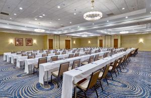 Habitación grande con hileras de mesas y sillas en Hilton Knoxville en Knoxville