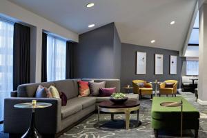 Posezení v ubytování DoubleTree by Hilton Fairfield Hotel & Suites