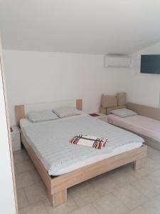sypialnia z łóżkiem w pokoju w obiekcie Apartmani Marija i Josip w mieście Vir