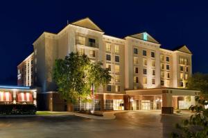 eine Darstellung eines Hotels in der Nacht in der Unterkunft Embassy Suites Newark - Wilmington/South in Newark