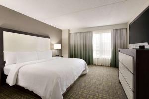 Postel nebo postele na pokoji v ubytování Embassy Suites Newark - Wilmington/South