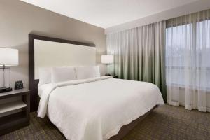 Postel nebo postele na pokoji v ubytování Embassy Suites Newark - Wilmington/South